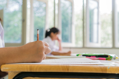 学生手拿试卷、手拿铅笔、手拿考场、手拿答题纸、手拿试卷、手拿答题纸、手拿答题纸、手拿答题纸、手拿答题