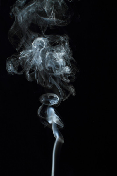 黑色背景上的白色烟雾纹理
