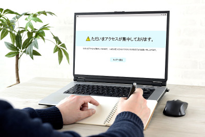 男人的手和电脑屏幕，显示访问集中在日语