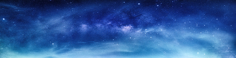 景观与银河系。繁星满天的夜空
