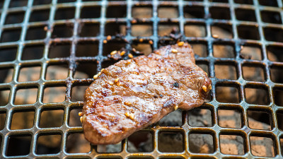 日式烧烤被称为Yakiniku，在日语中的字面意思是烤肉