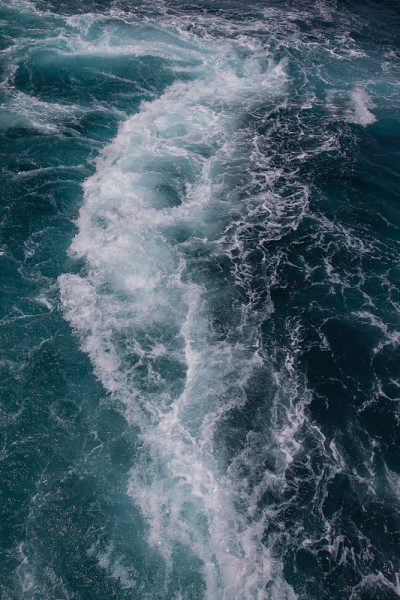海洋表面，蓝色海洋中的海水，背景