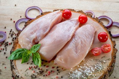 原木上的生鸡胸肉
