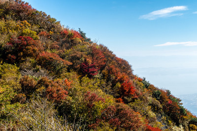 日本云仙天草国家公园秋色斑斓的山景。