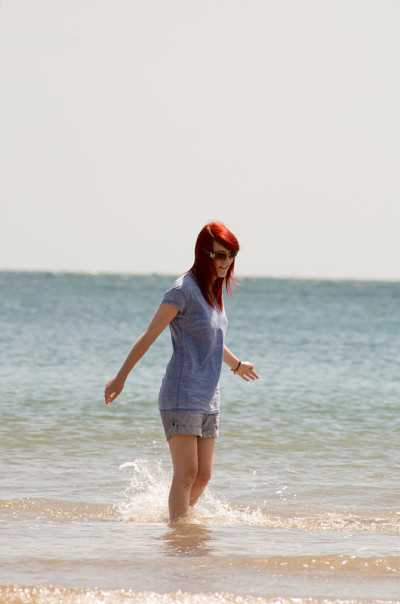 女性在海滩