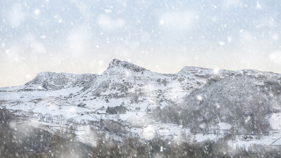 美丽的冬季日出景观图片的斯诺登山和其他山峰在斯诺登尼亚国家公园在暴风雪