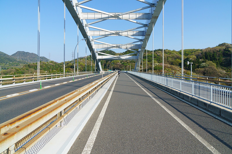 岛见海道是日本最受欢迎的自行车道。