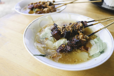 Mie Ongklok，来自印尼Wonosobo的传统面条配沙爹。