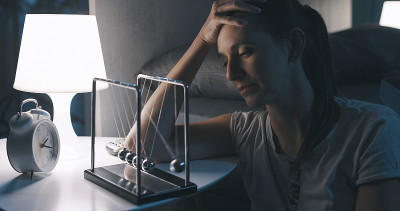 饱受失眠折磨的可怜女人盯着牛顿的摇篮