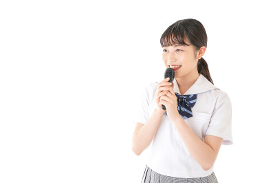 学生用麦克风讲话