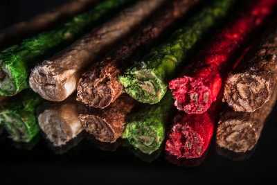狗的零食与反射在闪亮的黑色背景
