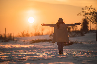 女人在雪地里欣赏日落