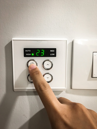 右手打开空调系统