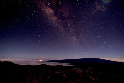 银河系和火山在远处发光