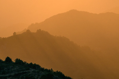 日落雨在Riaño山，里昂，西班牙北部的山林
