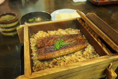 日式烤鳗鱼配米饭