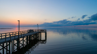 平静的海湾日落