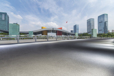 全景天际线和现代商业办公建筑与空的道路，空的混凝土广场地板