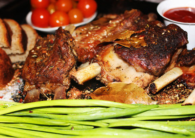 用香料炸骨头上的肉