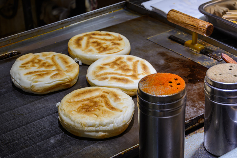 中国的街头食品。场外交易。中国海南省三亚市的一个亚洲海鲜市场里的各种中国新鲜海鲜。铭文:食品名称。
