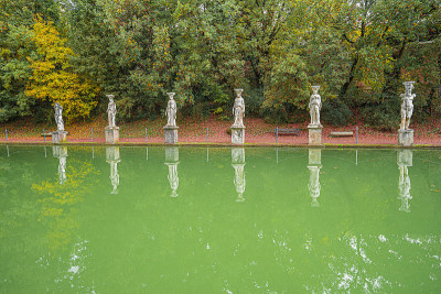 古水池被称为Canopus，在Villa Adriana(哈德良的别墅)被希腊雕塑包围，在Tivol