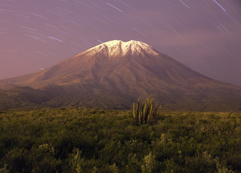 秘鲁阿雷基帕市附近的米斯提火山夜景