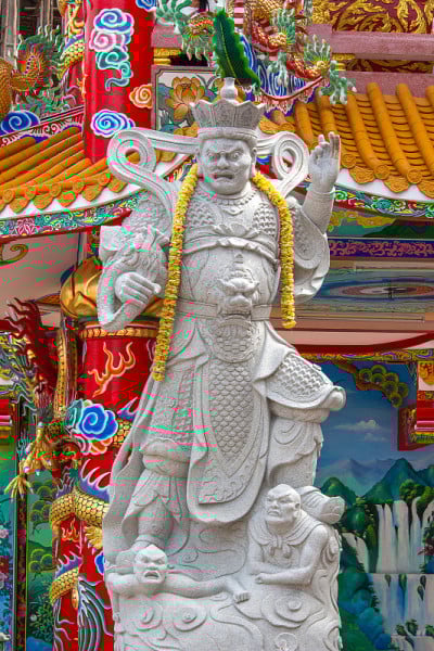 在泰国寺庙的中国神雕像