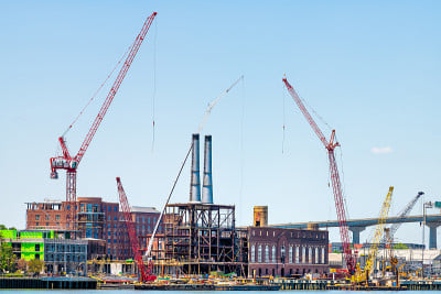 萨凡纳河滨水区与建筑开发工地由起重机、砖砌古镇建筑在萨凡纳，乔治亚州南部城市与公路桥