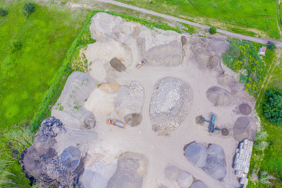 沙坑鸟瞰图及为建筑工业生产砂料的工厂。俯瞰大型制造工厂的景观。