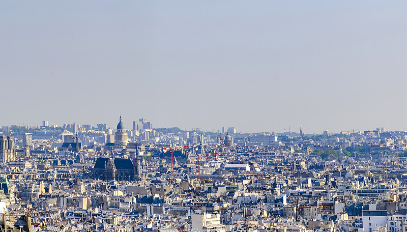 从蒙马特山俯瞰巴黎万神殿、圣英格斯教堂屋顶的空中全景