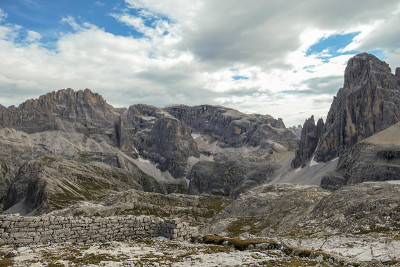 Oberbachernspitze -在意大利白云石的一个高和荒凉的山峰上的无尽的观点。