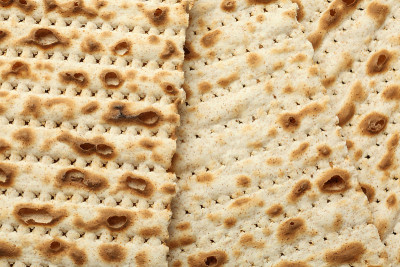 传统的Matzos背景，俯视图。庆祝逾越节(逾越节)