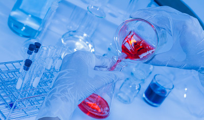 科学家手持烧瓶进行测试和分析。
