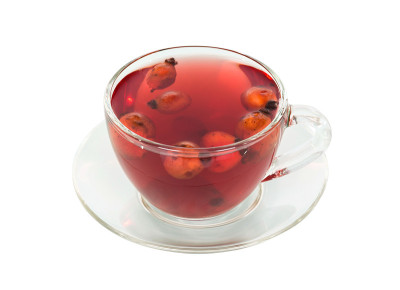 透明杯与茶狗玫瑰果孤立在白色