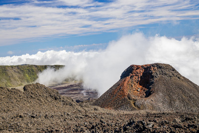 留尼汪岛皮顿德拉福奈兹火山上的火山口