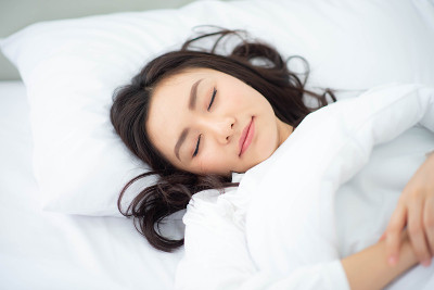 亚洲少女早上在卧室里醒来