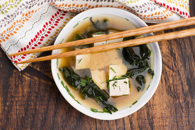 酱汤，日本食物在杯子里
