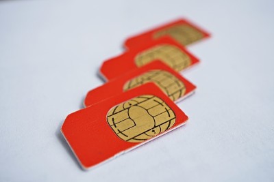 一组单独的四张SIM卡用于手机