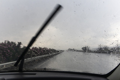 下着雨在潮湿的路上开车