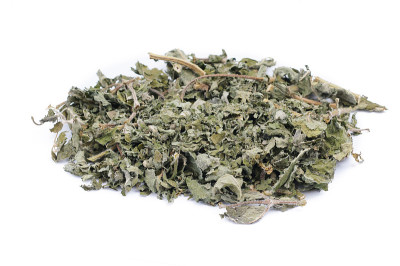 白色背景上的薄荷干叶