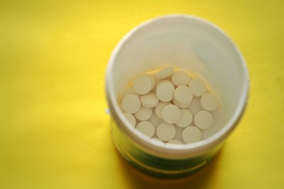 药片或药丸装在塑料瓶中