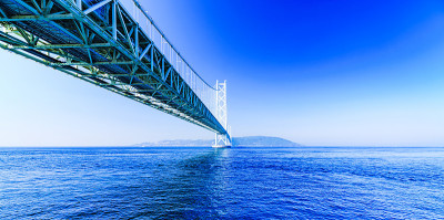 夏日清晨蓝天背景下的明石海峡大桥景观