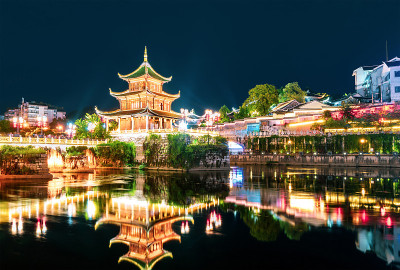 中国贵阳，南明河上的嘉秀亭。