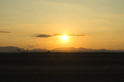 日落在田野与山的背景