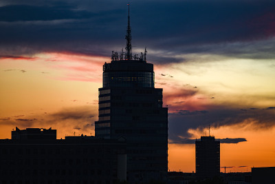 落日在Szczecin大楼的背景上。