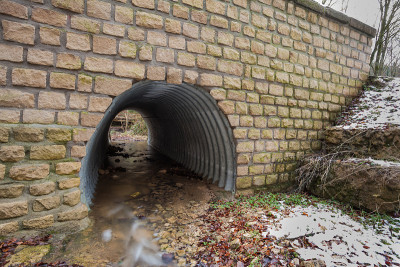 水管在路下面