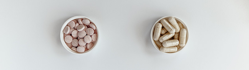 横幅:特写维生素B-12(甲基钴胺+二苯肼)咀嚼片和维生素B6(吡doxal-5-磷酸)胶囊。饮食的