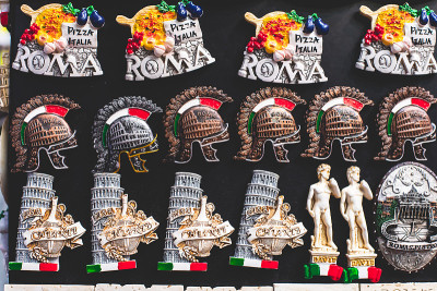 意大利罗马和梵蒂冈的传统旅游纪念品和礼物，印有“Rome”字样的冰箱贴，特莱维里奥尼当地纪念品商店的