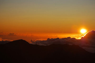 毛伊岛哈雷阿卡拉火山口的日出