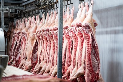 肉类工业，肉类挂在冷库。